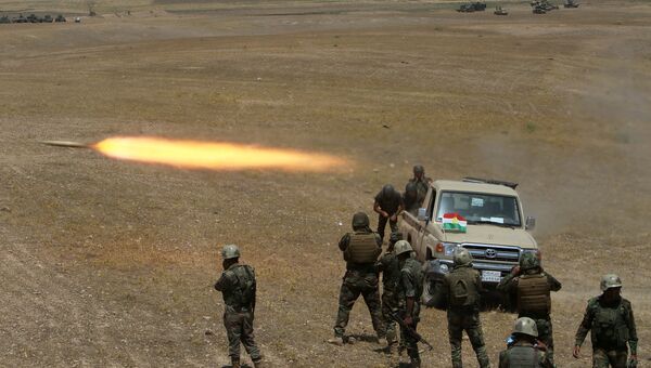 Курдские военизированные формирования запускают ракету в сторону ИГ на юго-востоке Мосула. Архивное фото Курдские военизированные формирования запускают ракету в сторону ИГ на юго-востоке Мосула. Архивное фото