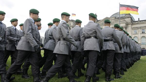 Новобранцы немецкой армии у здания Рейхстага в Берлине. Архивное фото Новобранцы немецкой армии у здания Рейхстага в Берлине. Архивное фото