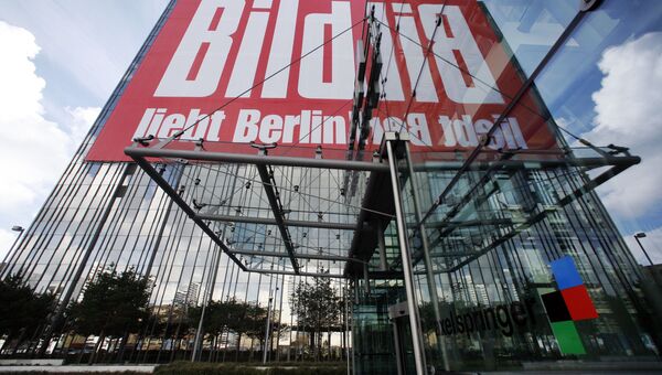 Логотип газеты Bild над входом в издательский дом Axel Springer в Берлине, Германия Логотип газеты Bild над входом в издательский дом Axel Springer в Берлине, Германия