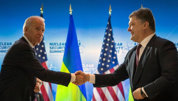 Президент Украины Петр Порошенко и вице-президент США Джозеф Байден во время встречи в Вашингтоне. Март 2016 года Президент Украины Петр Порошенко и вице-президент США Джозеф Байден во время встречи в Вашингтоне. Март 2016 года