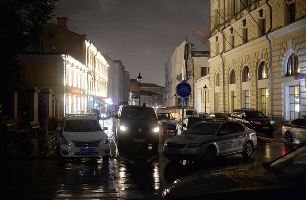 Мужчина угрожает устроить взрыв в отделении банка в центре Москвы Мужчина угрожает устроить взрыв в отделении банка в центре Москвы