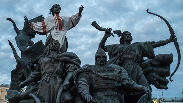 Памятник основателям Киева на площади Независимости в Киеве Памятник основателям Киева на площади Независимости в Киеве
