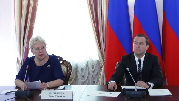 Председатель правительства РФ Дмитрий Медведев и министр образования и науки РФ Ольга Васильева на форуме Развитие высшего образования в Санкт-Петербурге. 26 августа 2016 Председатель правительства РФ Дмитрий Медведев и министр образования и науки РФ Ольга Васильева на форуме Развитие высшего образования в Санкт-Петербурге. 26 августа 2016