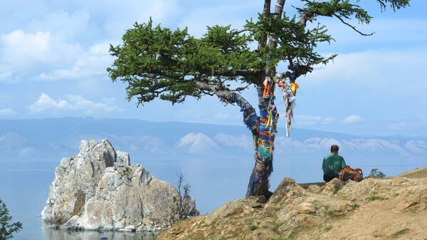 Турист отдыхает на острове Ольхон Турист отдыхает на острове Ольхон