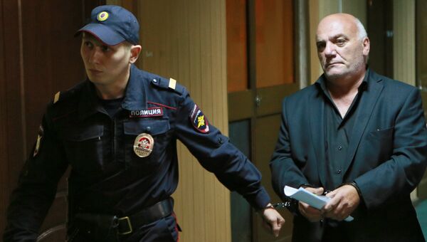 Бизнесмен Арам Петросян, обвиняемый в захвате заложников, в Пресненском суде Москвы Бизнесмен Арам Петросян, обвиняемый в захвате заложников, в Пресненском суде Москвы