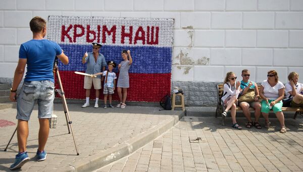 Гости Севастополя фотографируются на набережной города в рамках патриотической акции Бесплатное фото. Архивное фото Гости Севастополя фотографируются на набережной города в рамках патриотической акции Бесплатное фото. Архивное фото