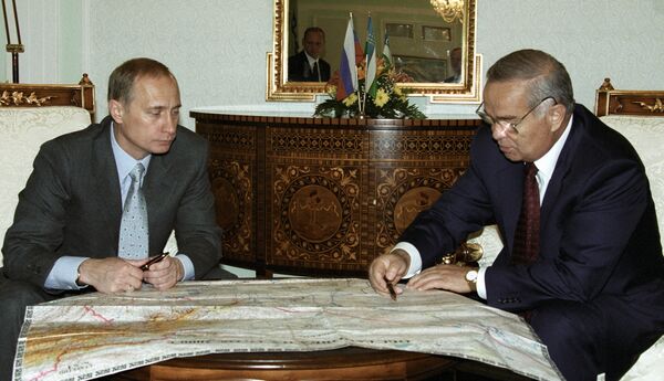 Президент Узбекистана Ислам Каримов и Президент РФ Владимир Путин рассматривают карту Узбекистана во время рабочей встречи Президент Узбекистана Ислам Каримов и Президент РФ Владимир Путин рассматривают карту Узбекистана во время рабочей встречи