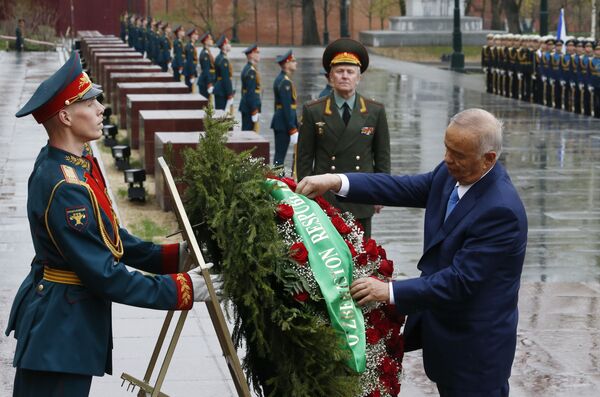 Президент Республики Узбекистан Ислам Каримов во время возложения венков к могиле неизвестного солдата в Москве Президент Республики Узбекистан Ислам Каримов во время возложения венков к могиле неизвестного солдата в Москве