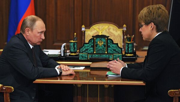 Президент РФ Владимир Путин и временно исполняющая обязанности губернатора Забайкальского края Наталья Жданова во время встречи в Кремле. 30 августа 2016 Президент РФ Владимир Путин и временно исполняющая обязанности губернатора Забайкальского края Наталья Жданова во время встречи в Кремле. 30 августа 2016