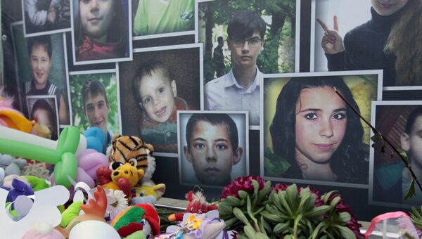 Портреты погибших в результате войны детей Донбасса на памятном мероприятии Они не услышат последний звонок в Донецке Портреты погибших в результате войны детей Донбасса на памятном мероприятии Они не услышат последний звонок в Донецке