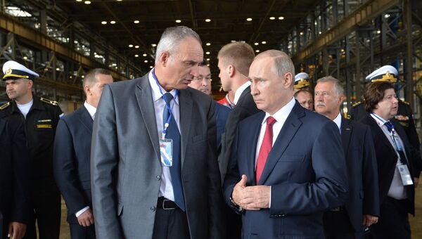 Президент России Владимир Путин и генеральный директор ОАО ДВЗ Звезда во время посещения судостроительного комплекса Звезда. 1 сентября 2016 Президент России Владимир Путин и генеральный директор ОАО ДВЗ Звезда во время посещения судостроительного комплекса Звезда. 1 сентября 2016