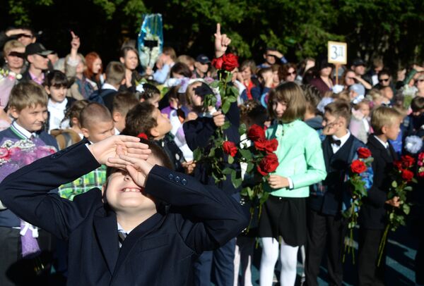 Первоклассники на праздничной линейке в школе № 1582 города Москвы в День знаний Первоклассники на праздничной линейке в школе № 1582 города Москвы в День знаний