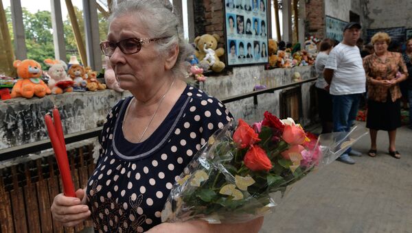 Участники траурных мероприятий 1-го сентября в Беслане. Архивное фото Участники траурных мероприятий 1-го сентября в Беслане. Архивное фото