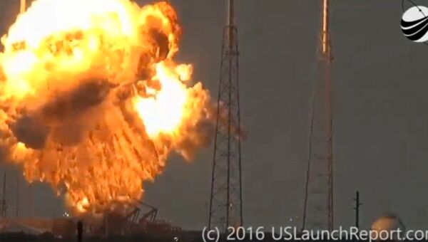 Взрыв ракеты Falcon 9 на стартовой площадке SpaceX на космодроме на мысе Канаверал Взрыв ракеты Falcon 9 на стартовой площадке SpaceX на космодроме на мысе Канаверал