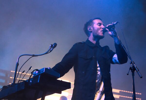 Солист Роберт Дель Ная во время концерта группы Massive Attack Солист Роберт Дель Ная во время концерта группы Massive Attack