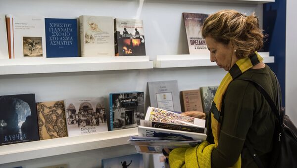Посетительница на открытии 29-й Московской международной книжной выставки-ярмарки на ВДНХ в Москве. 7 сентября 2016 Посетительница на открытии 29-й Московской международной книжной выставки-ярмарки на ВДНХ в Москве. 7 сентября 2016