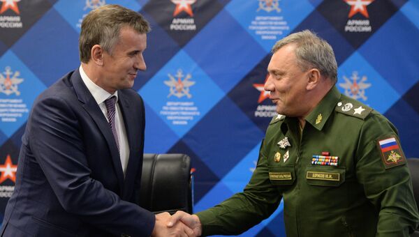 Заместитель министра обороны РФ Юрий Борисов (справа) и генеральный директор АО Адмиралтейские верфи Александр Бузаков на церемонии подписания государственных контрактов в рамках Международного военно-технического форума АРМИЯ-2016 Заместитель министра обороны РФ Юрий Борисов (справа) и генеральный директор АО Адмиралтейские верфи Александр Бузаков на церемонии подписания государственных контрактов в рамках Международного военно-технического форума АРМИЯ-2016