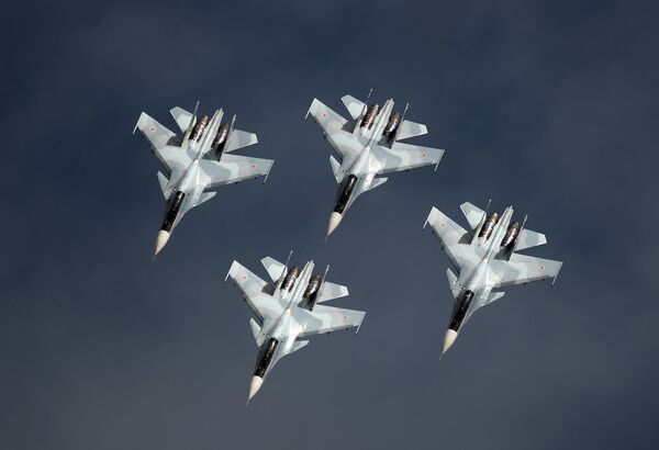 Многоцелевые истребители Су-30СМ пилотажной группы Соколы России принимают участие в авиационном шоу на аэродроме в Кубинке на Международном военно-техническом форуме АРМИЯ-2016. Многоцелевые истребители Су-30СМ пилотажной группы Соколы России принимают участие в авиационном шоу на аэродроме в Кубинке на Международном военно-техническом форуме АРМИЯ-2016.
