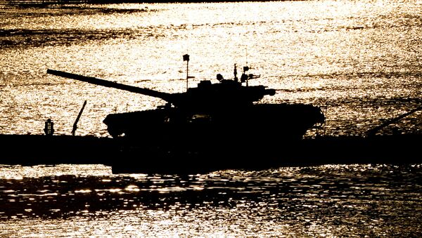 Танк Т-72 на переправе во время демонстрационного показа военной техники на полигоне Алабино на Международном военно-техническом форуме АРМИЯ-2016 Танк Т-72 на переправе во время демонстрационного показа военной техники на полигоне Алабино на Международном военно-техническом форуме АРМИЯ-2016