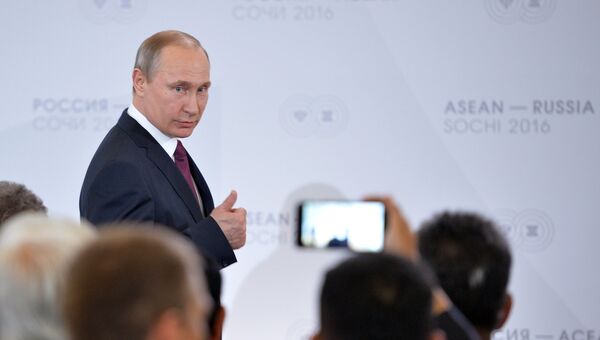 Президент Российской Федерации Владимир Путин на встрече глав делегаций-участников саммита Россия — АСЕАН с представителями Делового форума Россия — АСЕАН Президент Российской Федерации Владимир Путин на встрече глав делегаций-участников саммита Россия — АСЕАН с представителями Делового форума Россия — АСЕАН