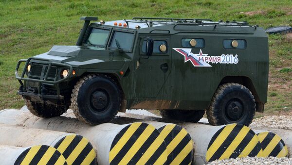 Бронеавтомобиль Тигр во время демонстрационного показа военной техники на полигоне Алабино на Международном военно-техническом форуме АРМИЯ-2016 Бронеавтомобиль Тигр во время демонстрационного показа военной техники на полигоне Алабино на Международном военно-техническом форуме АРМИЯ-2016