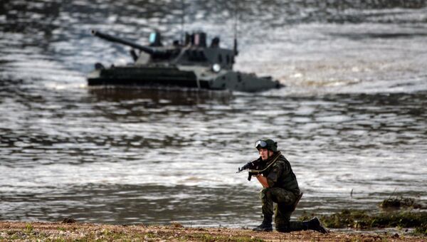 Военнослужащий во время демонстрационного показа военной техники на полигоне Алабино на Международном военно-техническом форуме АРМИЯ-2016 Военнослужащий во время демонстрационного показа военной техники на полигоне Алабино на Международном военно-техническом форуме АРМИЯ-2016