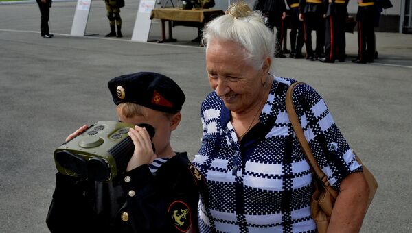 Воспитанник военно-патриотического клуба с бабушкой на церемонии открытия Международного военно-технического форума АРМИЯ-2016 во Владивостоке Воспитанник военно-патриотического клуба с бабушкой на церемонии открытия Международного военно-технического форума АРМИЯ-2016 во Владивостоке