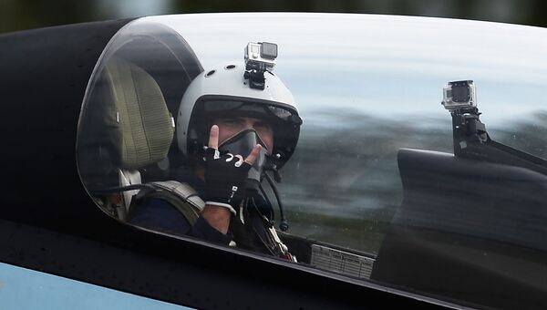 Пилот в кабине многоцелевого истребителя Су-30СМ пилотажной группы Соколы России Пилот в кабине многоцелевого истребителя Су-30СМ пилотажной группы Соколы России
