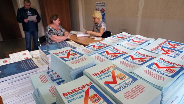 Выдача открепительных удостоверений. Архивное фото Выдача открепительных удостоверений. Архивное фото