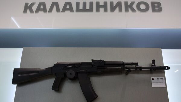Автомат АК-74 на витрине магазина концерна Калашников Автомат АК-74 на витрине магазина концерна Калашников