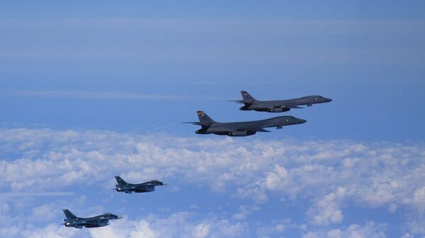 Бомбардировщики B-1B ВВС США в сопровождении истребителей F-16 совершают демонстративный полет над территорией Южной Кореи. 13 сентября 2016 Бомбардировщики B-1B ВВС США в сопровождении истребителей F-16 совершают демонстративный полет над территорией Южной Кореи. 13 сентября 2016