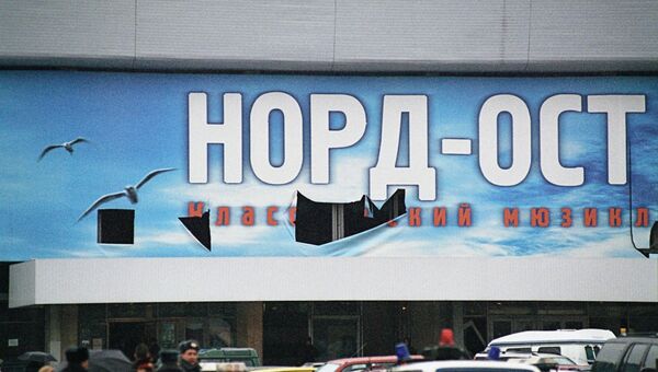 Здание театрального центра на Дубровке, захваченное террористами. Октябрь 2002 года. Архивное фото Здание театрального центра на Дубровке, захваченное террористами. Октябрь 2002 года. Архивное фото