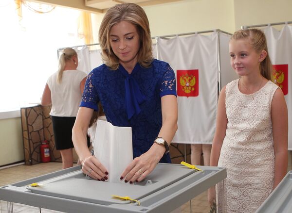 Прокурор Республики Крым Наталья Поклонская с дочерью Анастасией в единый день голосования на избирательном участке в Симферополе Прокурор Республики Крым Наталья Поклонская с дочерью Анастасией в единый день голосования на избирательном участке в Симферополе