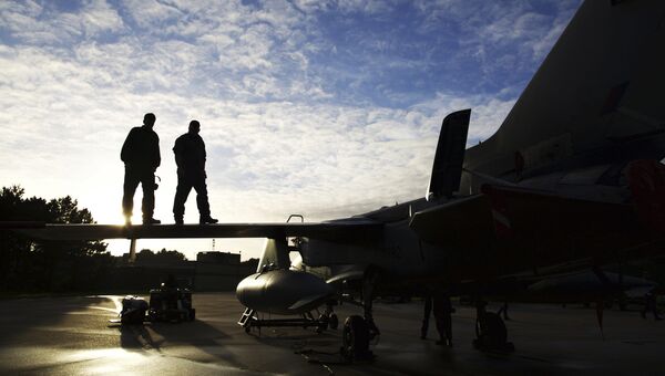 Пилоты на крыле истребителя Tornado GR4 на авиабазе британских ВВС в Норфолке. Архивное фото Пилоты на крыле истребителя Tornado GR4 на авиабазе британских ВВС в Норфолке. Архивное фото