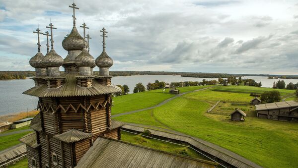 Церковь Покрова Богородицы на территории государственного историко-архитектурного и этнографического музея-заповедника Кижи в Карелии Церковь Покрова Богородицы на территории государственного историко-архитектурного и этнографического музея-заповедника Кижи в Карелии