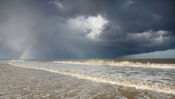Финалист конкурса Фотограф погодных явлений-2016. James Bailey - Hailstorm and Rainbow over the seas of Covehithe Финалист конкурса Фотограф погодных явлений-2016. James Bailey - Hailstorm and Rainbow over the seas of Covehithe