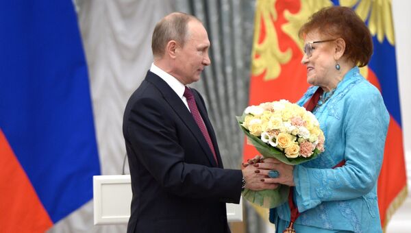 Президент РФ Владимир Путин и президент Российской академии образования Людмила Вербицкая. Архивное фото Президент РФ Владимир Путин и президент Российской академии образования Людмила Вербицкая. Архивное фото