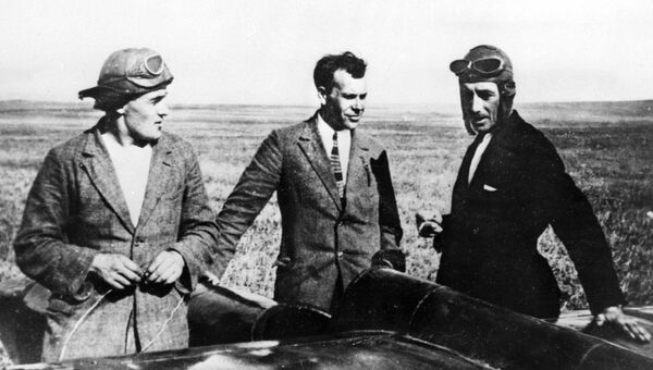Сергей Люшин, Сергей Королев и Константин Арцеулов возле планера Коктебель Сергей Люшин, Сергей Королев и Константин Арцеулов возле планера Коктебель