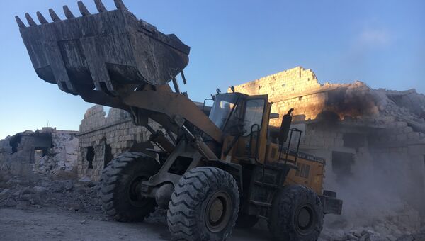 Бульдозер сирийской армии в Алеппо. Архивное фото Бульдозер сирийской армии в Алеппо. Архивное фото