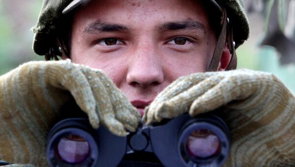 Военнослужащий во время фазы тактического учения. Архивное фото Военнослужащий во время фазы тактического учения. Архивное фото