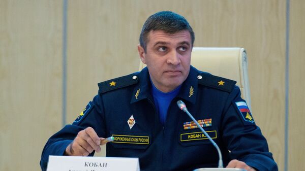 Начальник радиотехнических войск Воздушно-космических сил РФ, генерал-майор Андрей Кобан во время брифинга министерства обороны РФ и представителей ВПК о первичных радиолокационных данных в районе крушения Boeing 777 в Донецкой области. 26 сентября 2016 Начальник радиотехнических войск Воздушно-космических сил РФ, генерал-майор Андрей Кобан во время брифинга министерства обороны РФ и представителей ВПК о первичных радиолокационных данных в районе крушения Boeing 777 в Донецкой области. 26 сентября 2016
