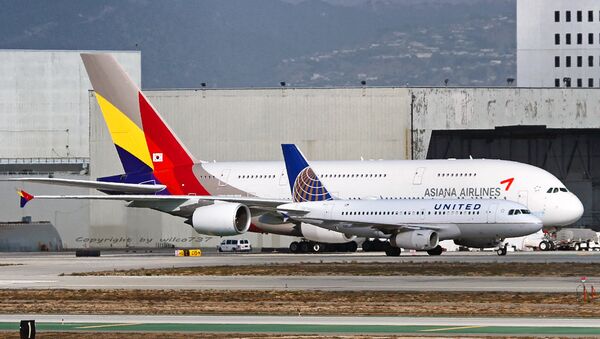 Самолет Airbus A380 авиакомпании Asiana Airlines в аэропорту Лос-Анджелеса, США. Архивное фото Самолет Airbus A380 авиакомпании Asiana Airlines в аэропорту Лос-Анджелеса, США. Архивное фото