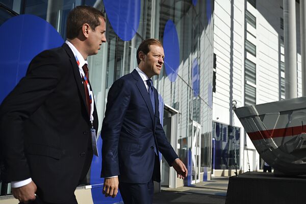 Министр промышленности и торговли РФ Денис Мантуров (справа) на международном инвестиционном форуме Сочи 2016 Министр промышленности и торговли РФ Денис Мантуров (справа) на международном инвестиционном форуме Сочи 2016
