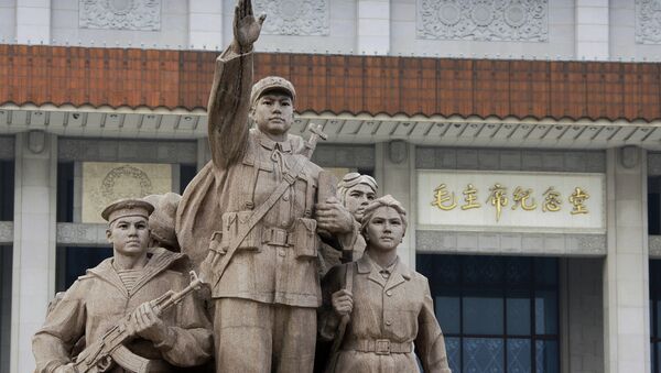 Скульптурная композиция Выполняя заветы Мао Цзэдуна перед Мавзолеем Мао Цзэдуна. Архивное фото в Пекине Скульптурная композиция Выполняя заветы Мао Цзэдуна перед Мавзолеем Мао Цзэдуна. Архивное фото в Пекине
