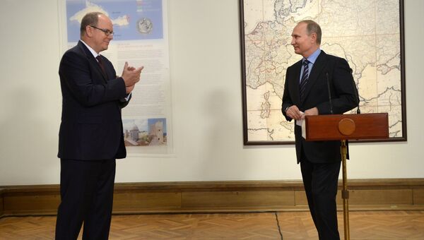 Президент РФ Владимир Путин и князь Монако Альбер II на открытии выставки архивных документов Гримальди и Романовы. Три века истории. 6 октября 2016 Президент РФ Владимир Путин и князь Монако Альбер II на открытии выставки архивных документов Гримальди и Романовы. Три века истории. 6 октября 2016