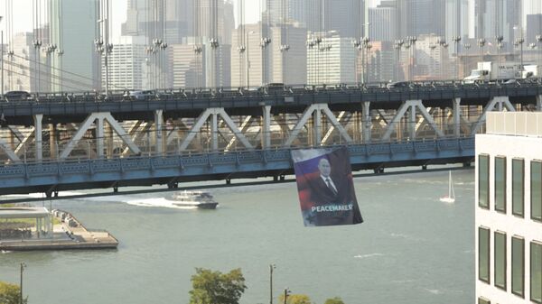 Миротворец в Нью-Йорке: как выглядел портрет Путина на Манхэттенском мосту Миротворец в Нью-Йорке: как выглядел портрет Путина на Манхэттенском мосту