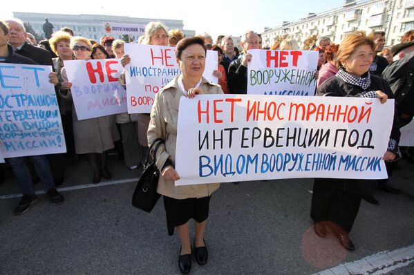 Участники митинга в Луганске против иностранной вооруженной миссии на Донбассе Участники митинга в Луганске против иностранной вооруженной миссии на Донбассе