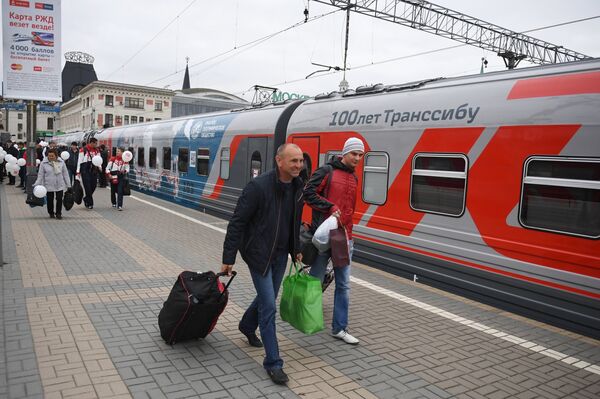 Пассажиры у поезда Россия рейса Москва – Владивосток на перроне Ярославского вокзала в Москве