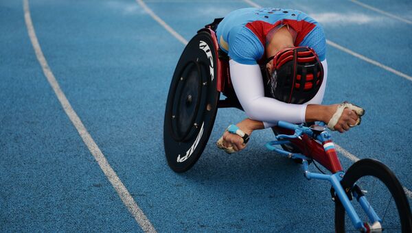 Спортсмен на Всероссийских паралимпийских соревнованиях. Архивное фото Спортсмен на Всероссийских паралимпийских соревнованиях. Архивное фото