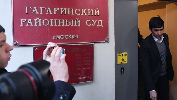 Сын вице-президента Лукойла Руслан Шамсуаров после оглашения приговора у здания Гагаринского суда Москвы Сын вице-президента Лукойла Руслан Шамсуаров после оглашения приговора у здания Гагаринского суда Москвы